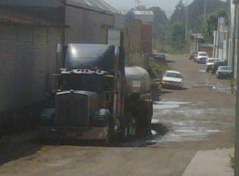 Llenado de pipas de agua potable de la línea municipal de Ocoayaocac para venderla.