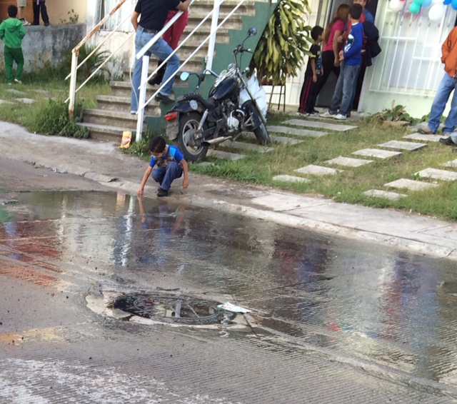 Desperdicio de agua en Fraccionamiento Las Cascadas se localiza en el municipio de Emiliano Zapata, Veracruz