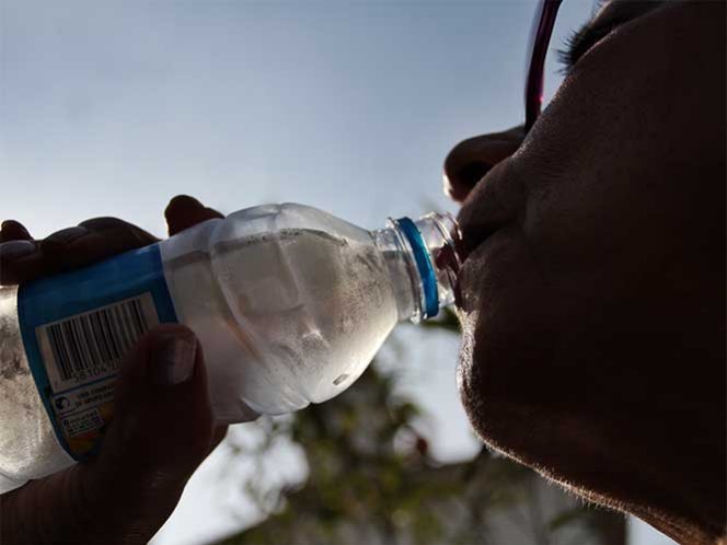 Proponen poner fin al agua embotellada