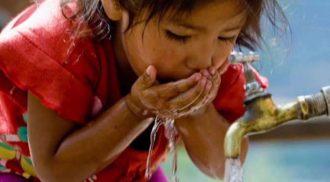 La falta de agua potable mata a más niños que la violencia  (El Periodico)
