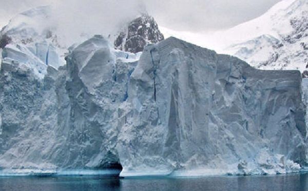 El iceberg gigante A68, en rumbo de colisión con la banquisa antártica (Ecoticias)