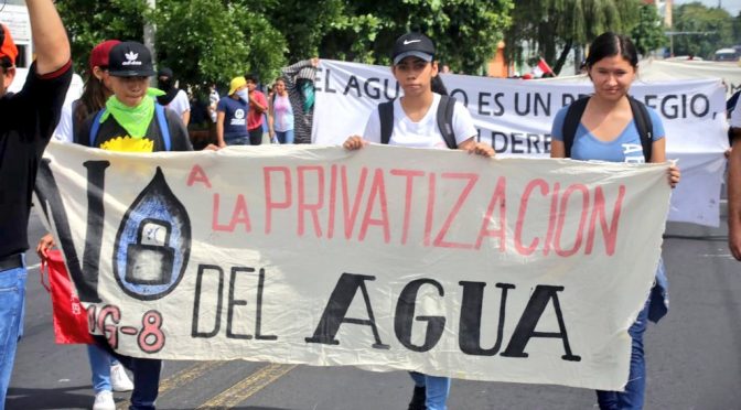 Salvadoreños se manifiestan contra privatización del agua (La Jornada)