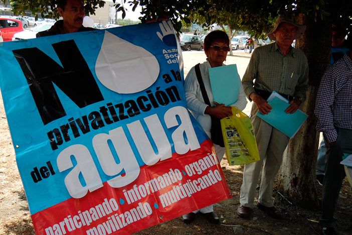 ¿Qué gobierno privatizó el agua?