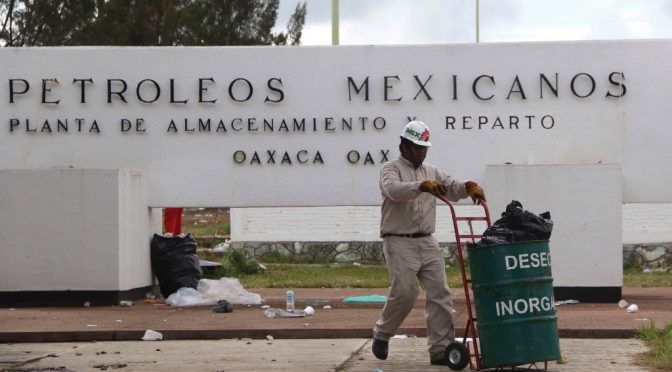Villahermosa: Bloquean acceso a terminal de Pemex, piden pago por contaminar (La Jornada)