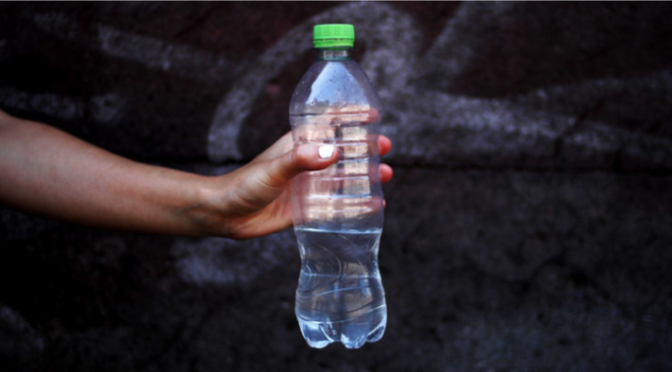 Chile: ¿El agua envasada es agua potable? Estudio constató alta presencia de arsénico en tres marcas. (BioBioChile)