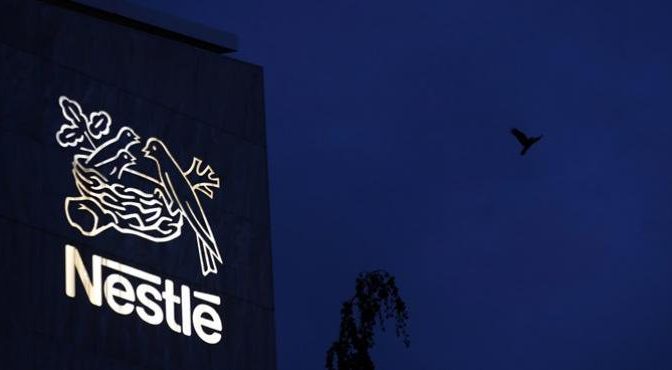 Nestlé eliminará popotes de sus productos (La Jornada)