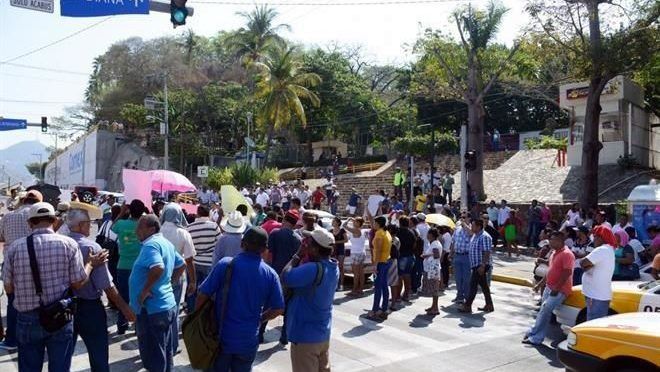 Bloquean en Acapulco por demandas (Reforma)