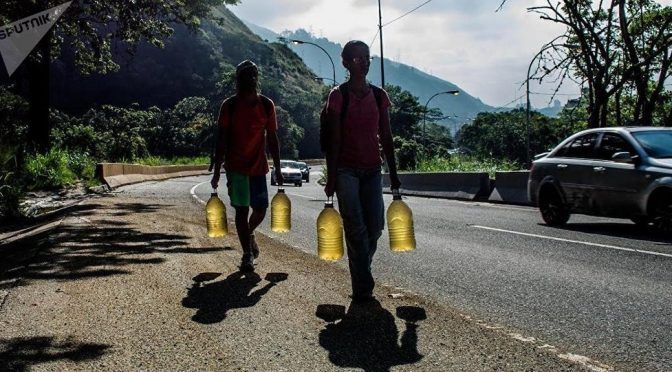 Apagón obliga a habitantes de Caracas a recoger agua de las laderas de una montaña( Sputnik Mundo)