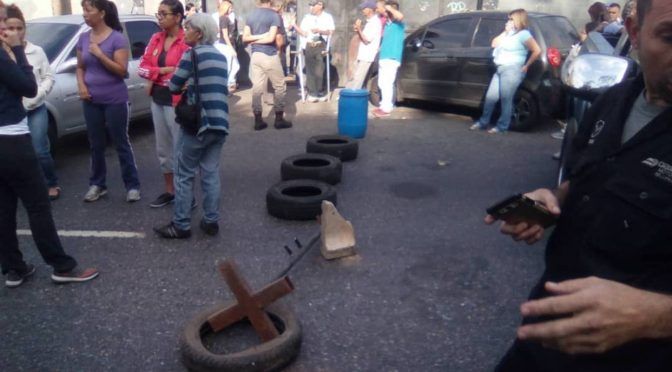 Vecinos de Terrazas de Guaicoco protestan ltras un mes sin agua potable (El Nacional)