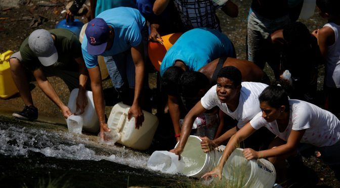 Venezuela: La desesperada búsqueda de agua para los hogares en uno de los ríos más contaminados (infobae)