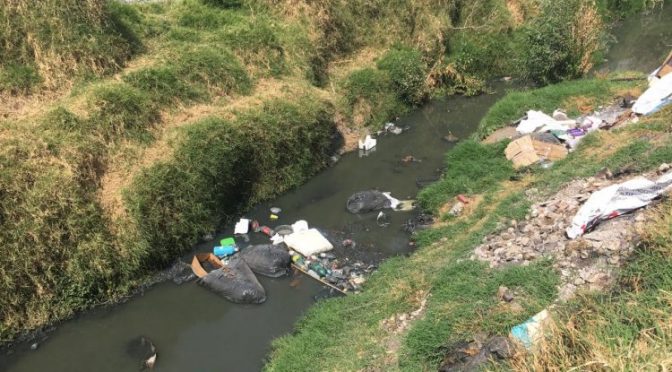 Puebla: Vecinos se quejan de olores pestilentes por contaminación del Atoyac (Newsweek)