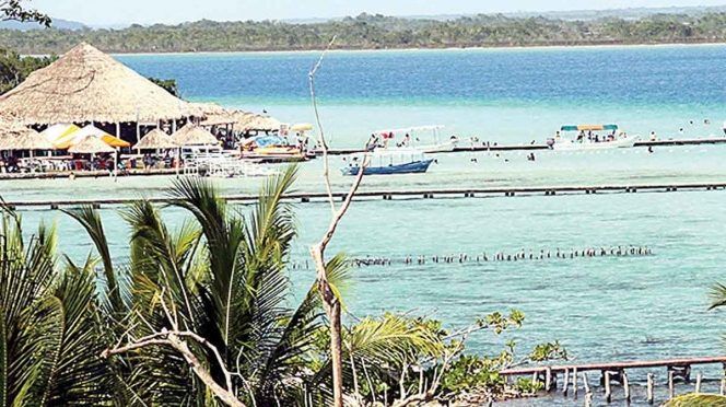 Quintana Roo: Contaminación opaca la laguna de Bacalar; invaden residencias 45% de su litoral (Excélsior)