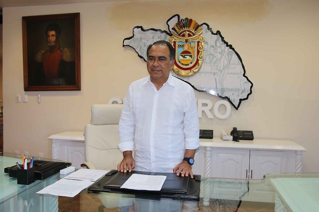 En su primer día como gobernador de Guerrero, Héctor Astudillo Flores. –  