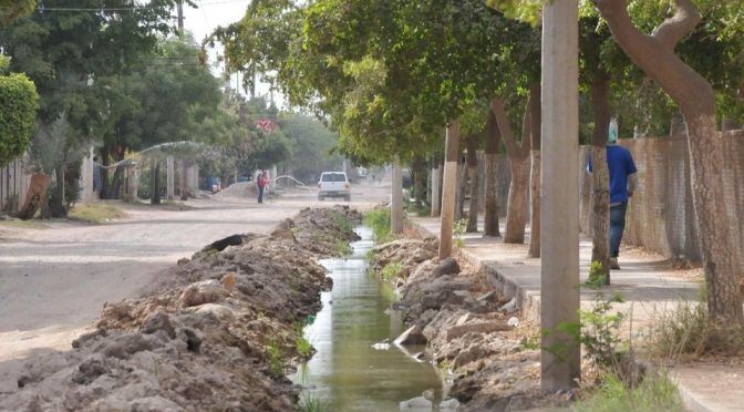 Sinaloa: Improvisan canales en El Gallo para darle salida a derrames (Debate)