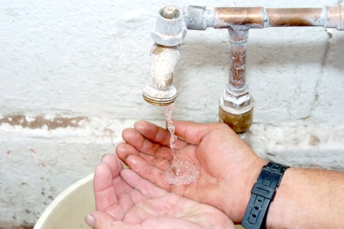 Chihuahua: Ya sufren por baja presión de agua usuarios (El diario.mx)