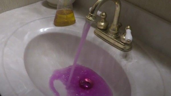EEUU: Las autoridades aseguran que el agua rosa que sale de grifos en Ohio es potable (20 minutos)