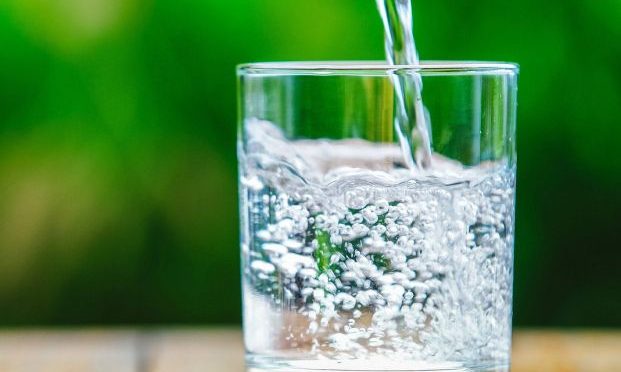 Todo lo que debes saber sobre el agua con gas: beneficios, contraindicaciones y dosis recomendada (65 y Más)