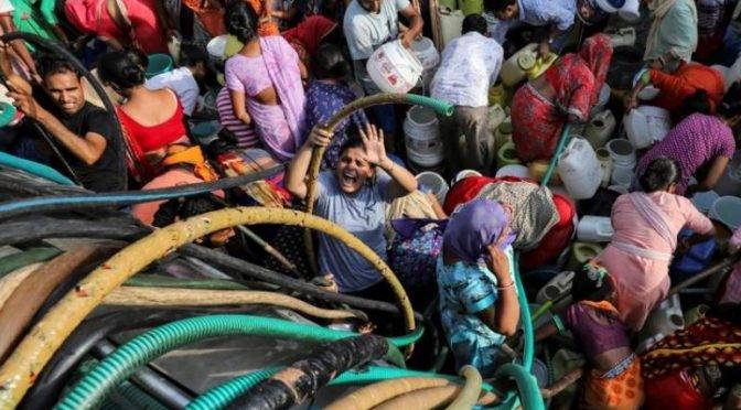 India: Sequía en Nueva Delhi: los ricos tienen agua sin restricciones, pero los pobres luchan por cada gota (Reuters)