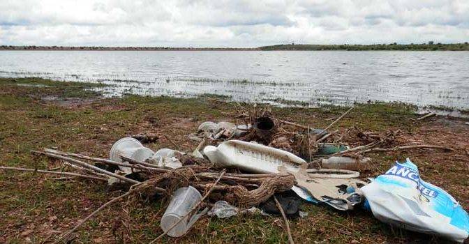 Guanajuato: pescan más basura que peces, toneladas de basura contaminan la Presa El Palote (Noticias AM)