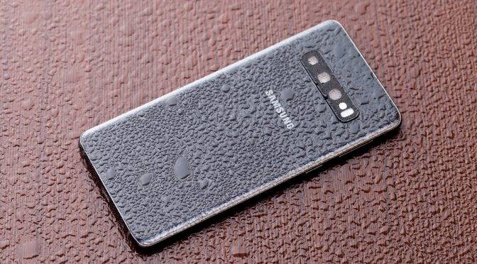 Acusan a Samsung de engañar con sus teléfonos “resistentes al agua” (Merca 2.0)