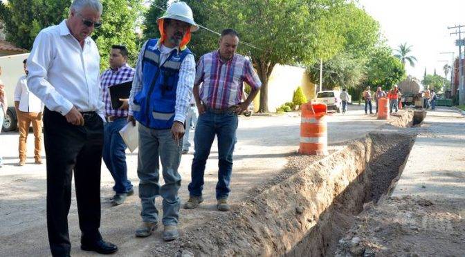 Coahuila: supervisa alcalde obra de drenaje y agua potable (Noticias del Sol de la Laguna)