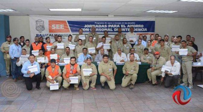 Mexicali: Capacitan a personal de COBACH en cuidado de agua y luz (AFN)