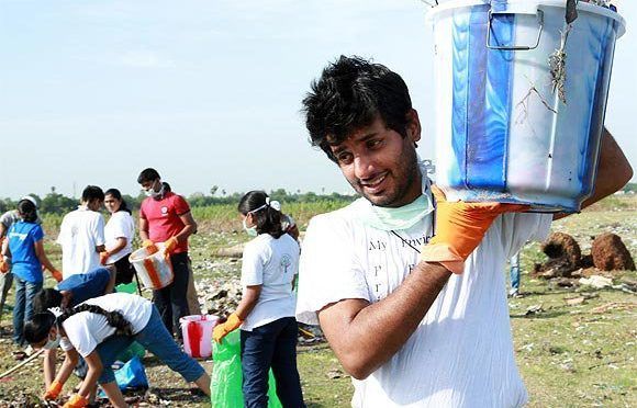 India: Renunció a su soñado empleo en Google para limpiar ríos y lagos en todo el país (La red 21)
