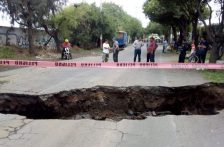 México-Fuga de agua abre enorme socavón y una grieta de 300 metros en San Juan de Aragón (La Jornada)