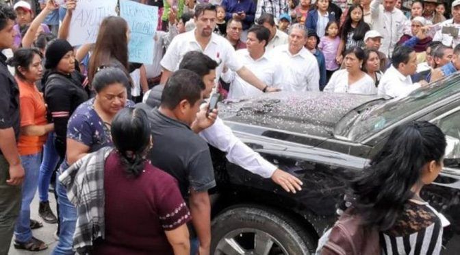 Oaxaca: Pobladores de Ayutla retienen a López Obrador para pedir agua (El Imparcial)
