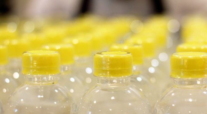 San Francisco, el primer aeropuerto en prohibir el agua en botellas de plástico (El Espectador)