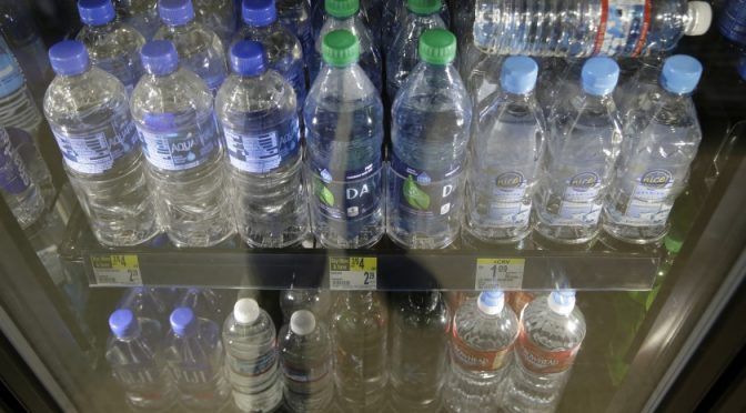 EE.UU: El aeropuerto de San Francisco prohibió la venta de botellas de agua de plástico (Hoy)