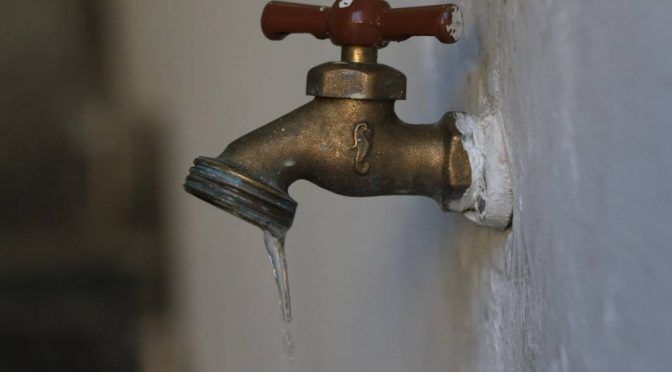 Nuevo León: Miles de usuarios sin agua por fuga en ducto China-Monterrey (Publimetro)