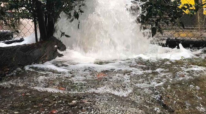 México: Alertan por fuga de agua en Camino Real a Toluca y Postes en Álvaro Obregón (20 minutos)