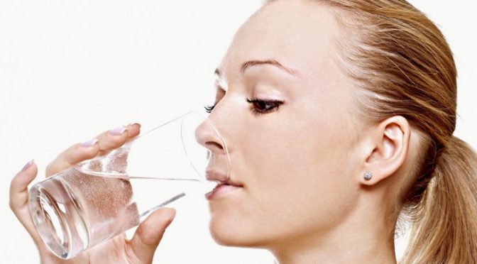 Recomiendan beber al menos dos litros de agua al día (TVP)