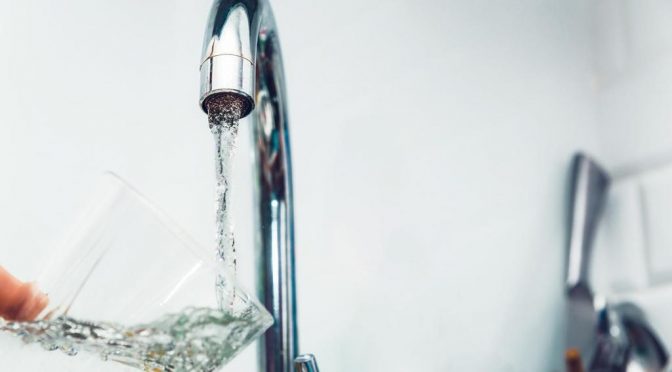EE.UU: En California millones de consumidores de agua están expuestos a químicos relacionados con cáncer, según informe (Univisión)
