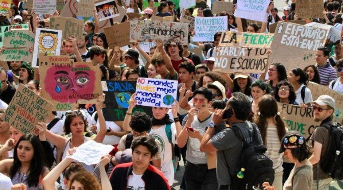 CDMX: Jóvenes piden a AMLO declarar emergencia climática en México (El Economista)