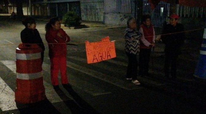 CDMX: Por escasez de agua, vecinos de Iztacalco bloquean Canal de Apatlaco (Milenio)