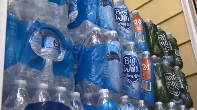 Newark dejará de distribuir agua embotellada (Telemundo)