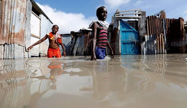 África: Unos 200.000 niños, en riesgo por las fuertes inundaciones de Somalia (Global News)