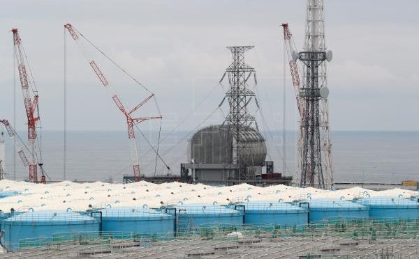 Japón considera seguro verter al mar agua acumulada en la planta de Fukushima (EFE)