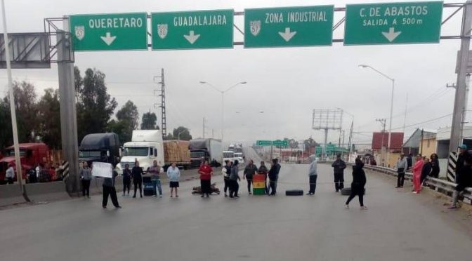 San Luis Potosí: por falta de agua, vecinos bloquean Anillo Periférico (El Sol de San Luis)