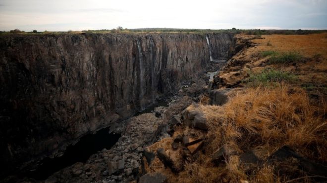 Zimbabue: Por qué casi no corre el agua por las icónicas cataratas Victoria, una de las maravillas naturales del planeta (BBC)