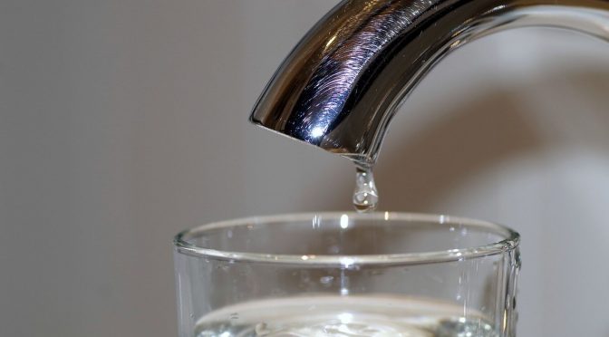 Ésta es la consecuencia más peligrosa de no beber suficiente agua (El Español)