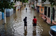 México-Casas y negocios bajo el agua en la colonia Providencia por tormenta (La Prensa)