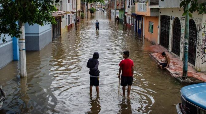 México-Casas y negocios bajo el agua en la colonia Providencia por tormenta (La Prensa)