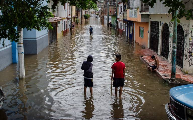 México-Casas y negocios bajo el agua en la colonia Providencia por tormenta (La Prensa)