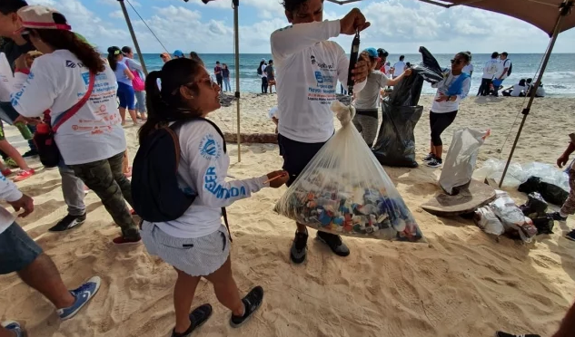 Quintana Roo: Conmemoran Día Mundial de la Educación Ambiental con limpieza de playas (El Universal)