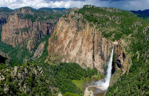 Chihuahua: denuncian daño ambiental por aguas negras y explotación en Cascada de Basaseachi (Omnia)