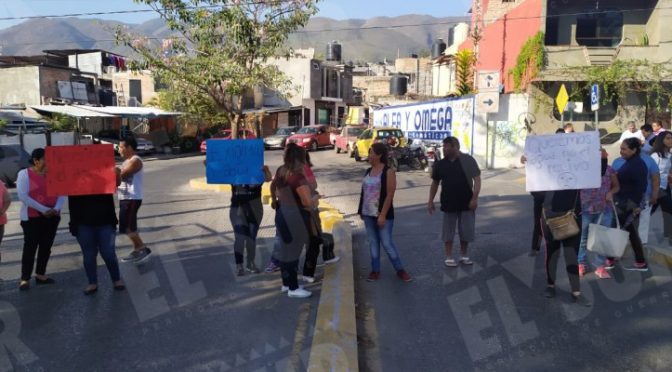 Guerrero: Bloquean vecinos el puente El Capricho; tienen un mes sin agua (El Sur)
