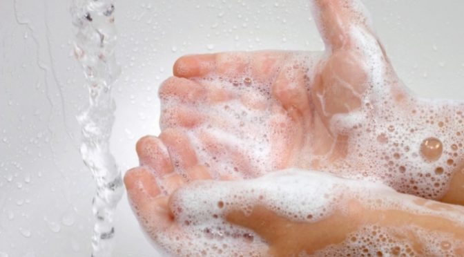 Mexicanos podrían gastar hasta 1,700 millones de litros de agua al día por un mal lavado de manos ante COVID-19: Ecolab (Al Momento)